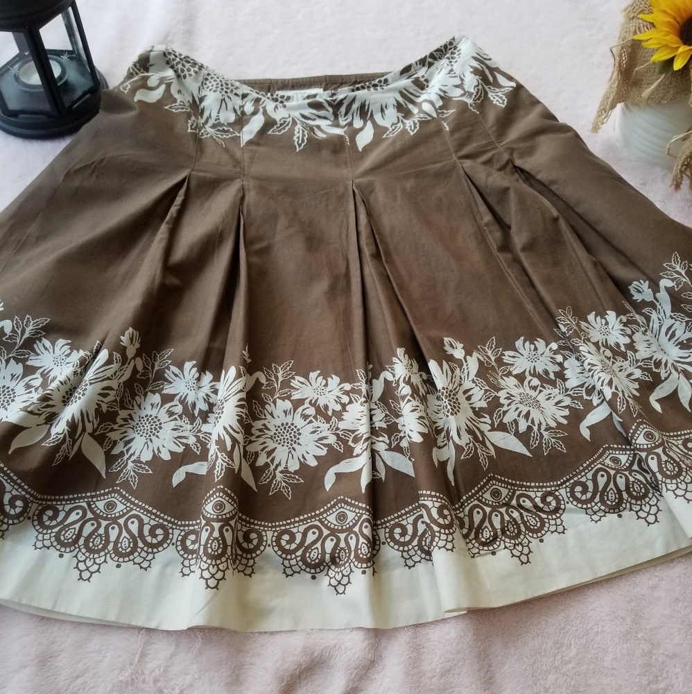 Perfect skirt in Brown and draped cream.